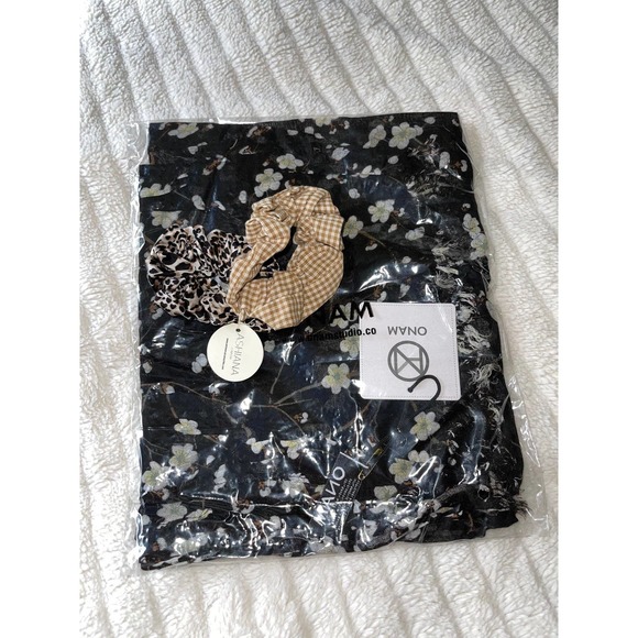 NWT Womens Accessories Bundle- Onam Scarf and 2 Ashiana Scrunchies - Picture 2 of 5